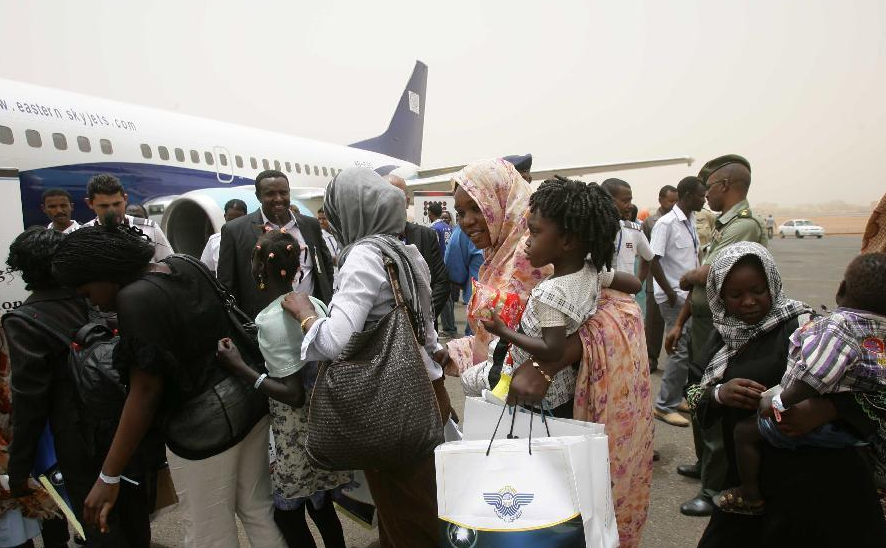 Ρώμη: Αναχώρησε το πρώτο αεροπλάνο με πρόσφυγες που θα μετεγκατασταθούν