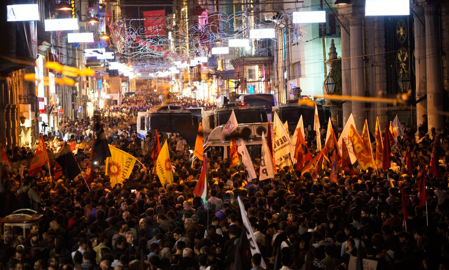 Μαζική διαδήλωση στην Κωνσταντινούπολη κατά του Ερντογάν