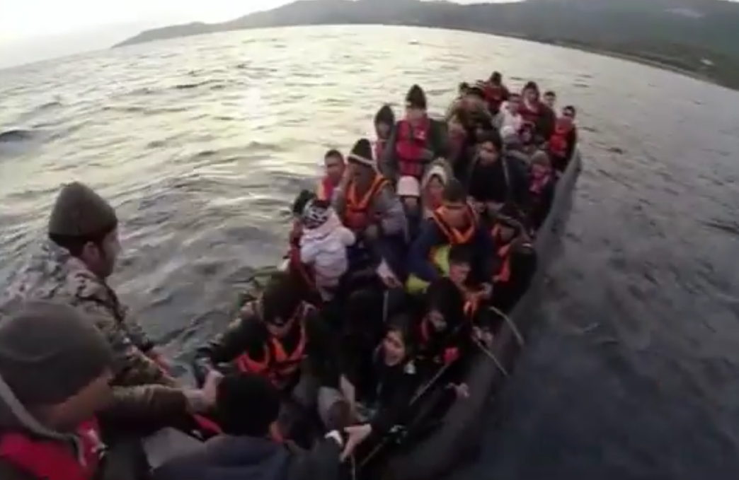 Νέα δραματική διάσωση προσφύγων στο Αιγαίο [ΒΙΝΤΕΟ]