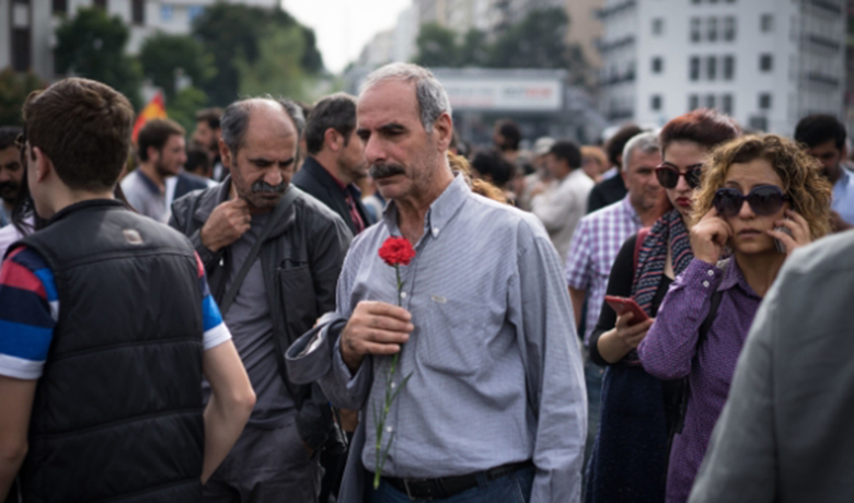 Διαδήλωση αλληλεγγύης στο Σύνταγμα μετά την πολύνεκρη επίθεση στην Άγκυρα