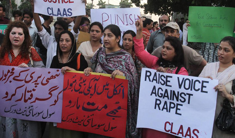Πακιστάν: Νεαρή γυναίκα αυτοπυροπολήθηκε γιατί η αστυνομία συγκάλυπτε τον βιασμό της