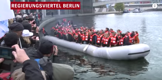 Γερμανία: Ακτιβιστές και βουλευτές ταξιδεύουν με μια βάρκα σαν πρόσφυγες