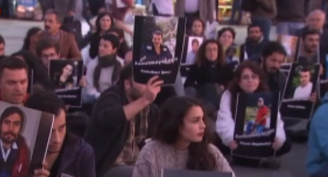 Καθιστική διαμαρτυρία στην Κωνσταντινούπολη για το μακελειό στην Άγκυρα [ΒΙΝΤΕΟ]
