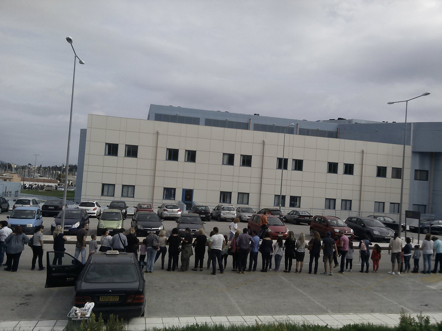 Κέρκυρα: Γονείς και παιδιά κύκλωσαν το νοσοκομείο και φώναξαν «θέλουμε γιατρούς»