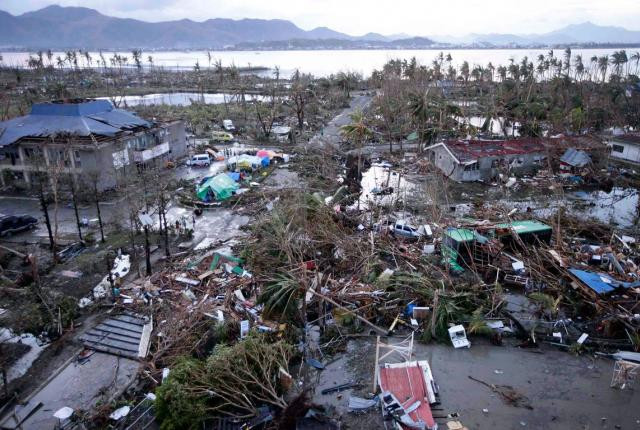 Ο τυφώνας Καπού σαρώνει τις Φιλιππίνες και ανεβάζει τους εγκλωβισμένους στις στέγες