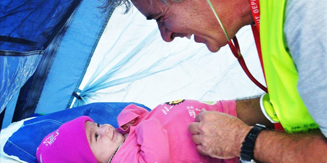 Το πιο όμορφο χαμόγελο! Μωρό προσφυγάκι γελά στον Έλληνα γιατρό που το φροντίζει