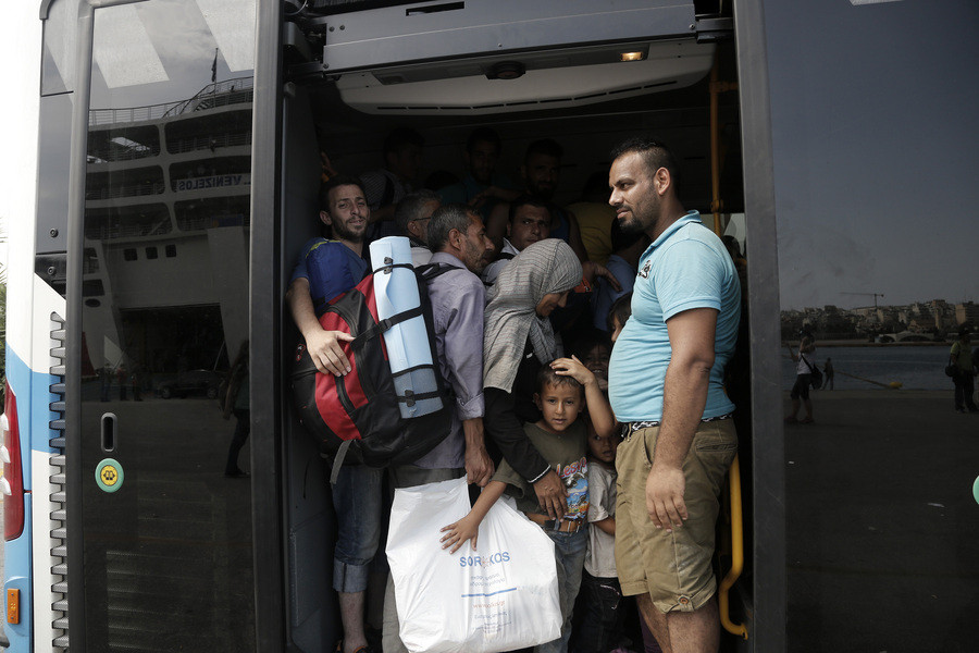 Πάνω από 2.000 πρόσφυγες έφτασαν το πρωί στον Πειραιά