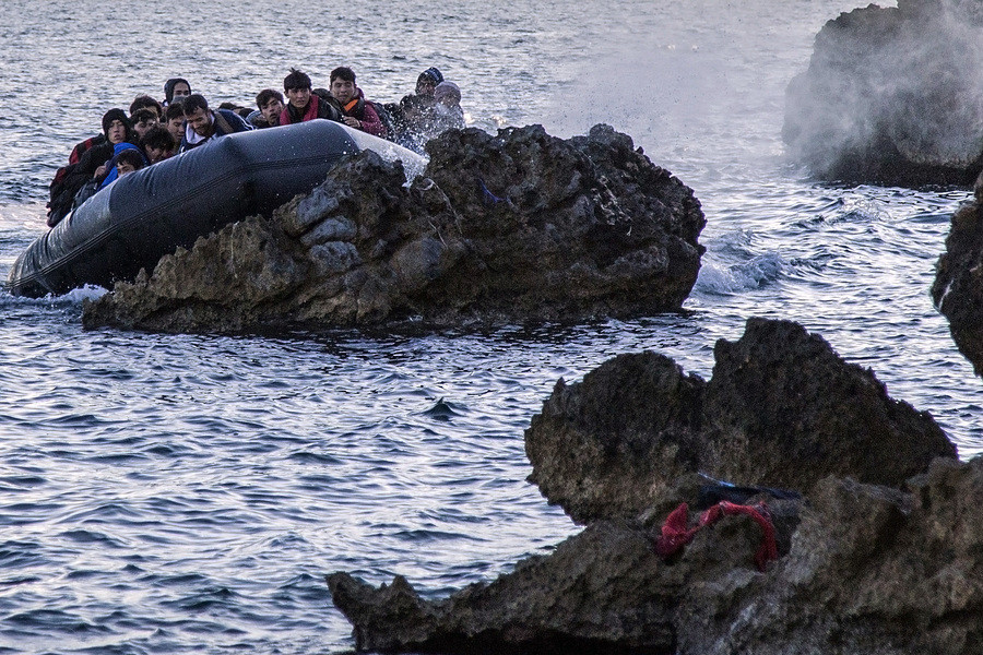 Μυτιλήνη: Λέμβος με πρόσφυγες προσέκρουσε σε βράχο [ΦΩΤΟΓΡΑΦΙΕΣ]