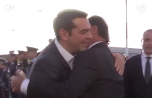 Η αγκαλιά του Τσίπρα με τον Ολάντ που ανέβασε η Γαλλική Προεδρία