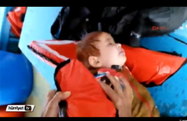Η συγκλονιστική διάσωση ενός βρέφους μετά από νέο ναυάγιο προσφύγων [Βίντεο]