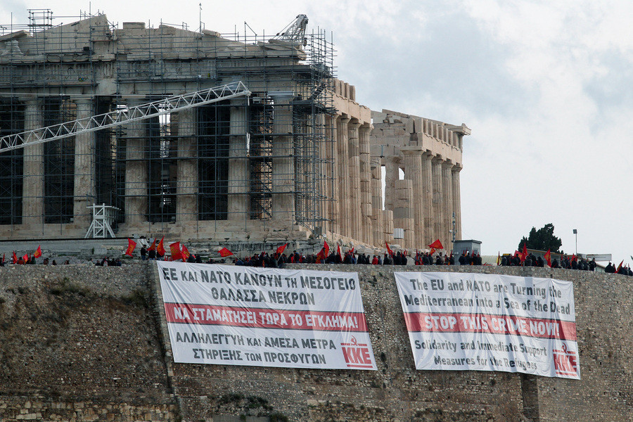 Μέλη του ΚΚΕ σήκωσαν πανό για τους πρόσφυγες στην Ακρόπολη [ΦΩΤΟΓΡΑΦΙΕΣ]