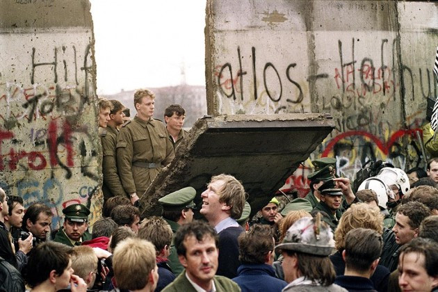 Ένα μέρος από το τείχος του Βερολίνου «συμβολικό» δώρο στον δήμαρχο Λέσβου