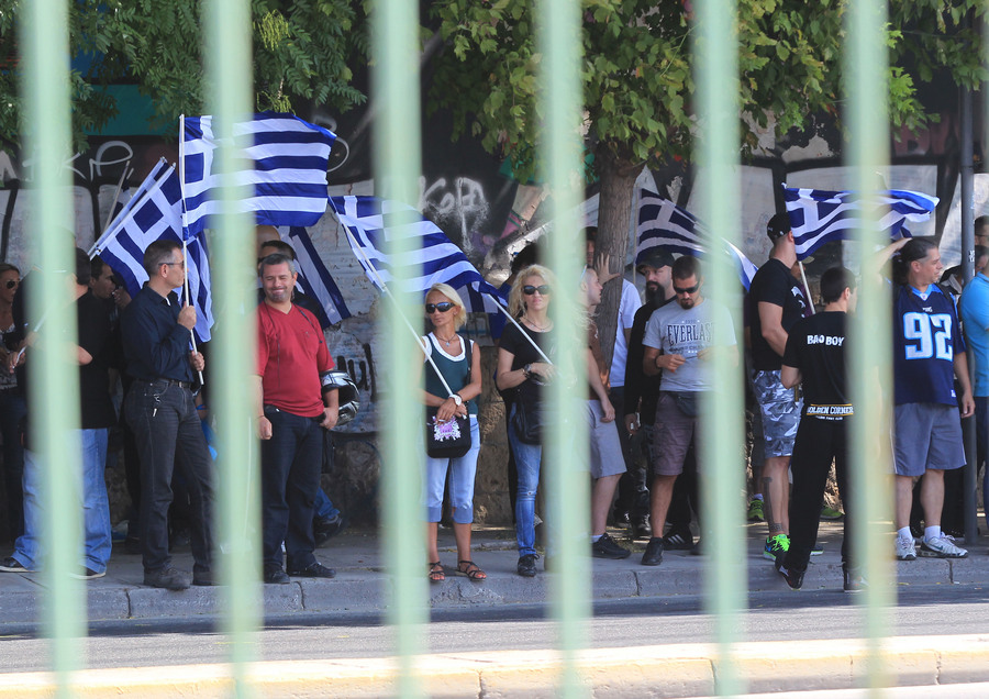 Συγκέντρωση μελών της Χρυσής Αυγής έξω από τη ΓΑΔΑ