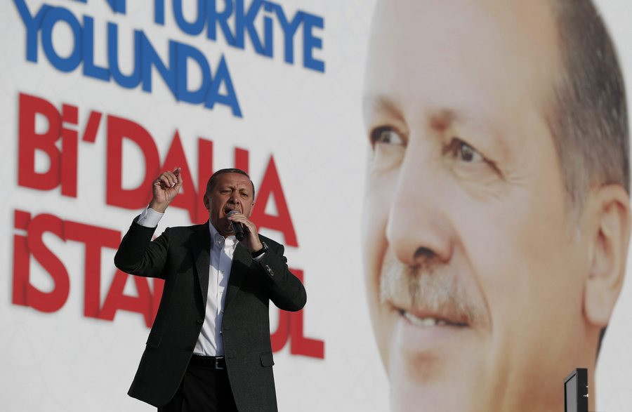 Το AKP του «σουλτάνου» Ερντογάν κερδίζει και πάλι την αυτοδυναμία