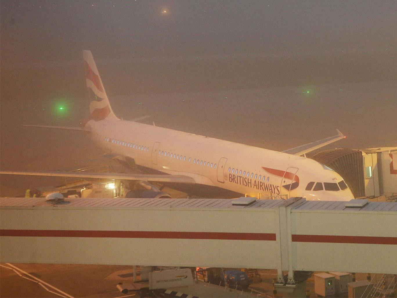 Πυκνή ομίχλη «κατάπιε» τα μεγάλα ευρωπαϊκά αεροδρόμια – Εκατοντάδες ακυρώσεις και καθυστερήσεις [ΦΩΤΟ]