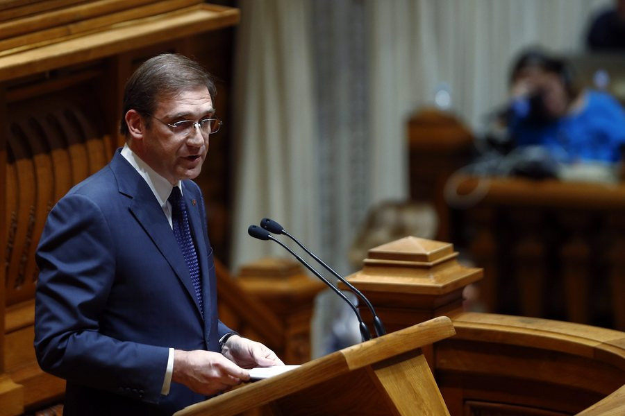 Πορτογαλία: Ο πρωθυπουργός Κοέλιο πηγαίνει στη Βουλή… για να πέσει