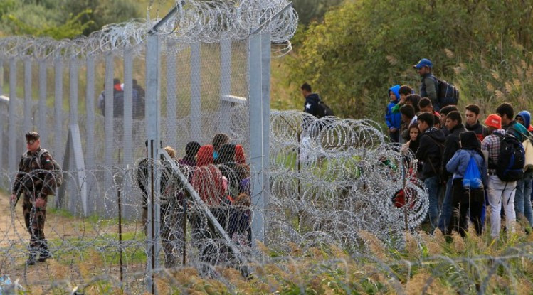 Η Αυστρία υψώνει φράκτη εναντίον των προσφύγων