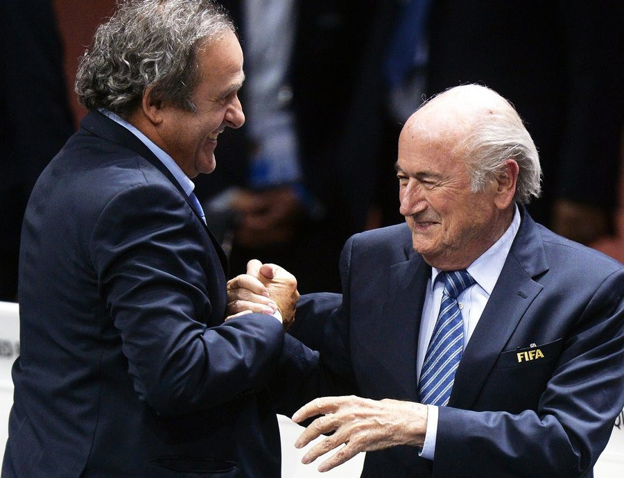 Η FIFA «έκοψε» την υποψηφιότητα Πλατινί λόγω σκανδάλου Μπλάτερ