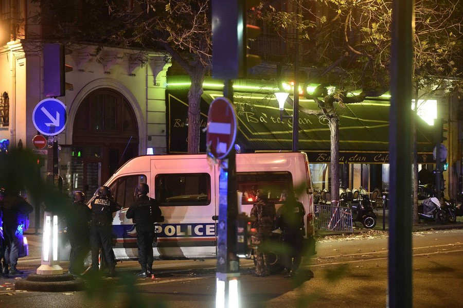 Συντονισμένες επιθέσεις «βλέπουν» οι ΗΠΑ για το χτύπημα στο Παρίσι