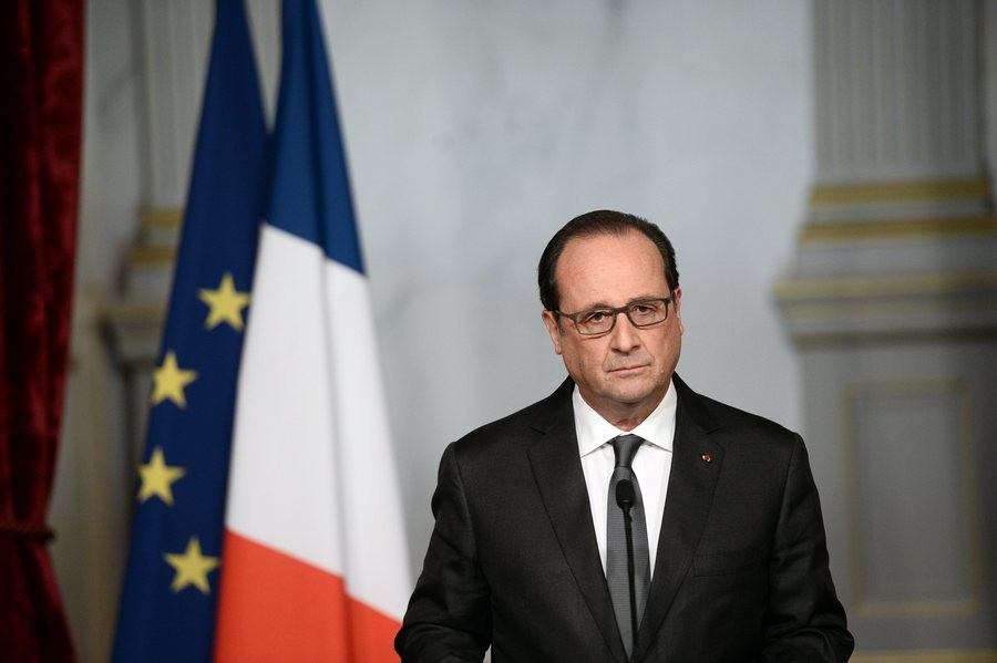 Ολάντ: «Πράξη πολέμου» οι επιθέσεις – Τριήμερο πένθος στη Γαλλία