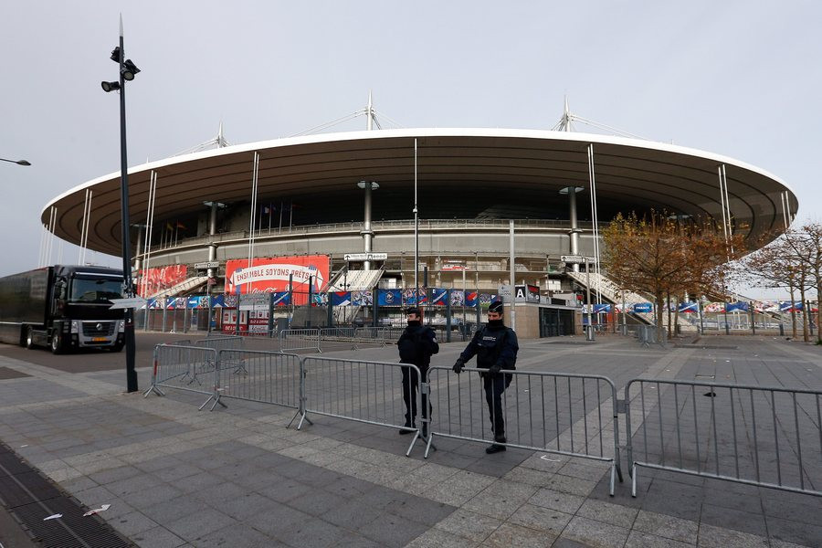 Στη Λέρο σφραγίστηκε συριακό διαβατήριο που βρέθηκε στο Stade de France – Ανήκει σε δράστη ή θύμα;