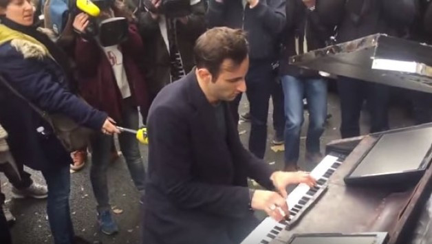 Πιανίστας παίζει το Imagine του Λένον έξω από το Μπατακλάν [ΒΙΝΤΕΟ]