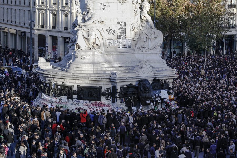 Χιλιάδες Παριζιάνοι στην Place de la république μετά τις επιθέσεις