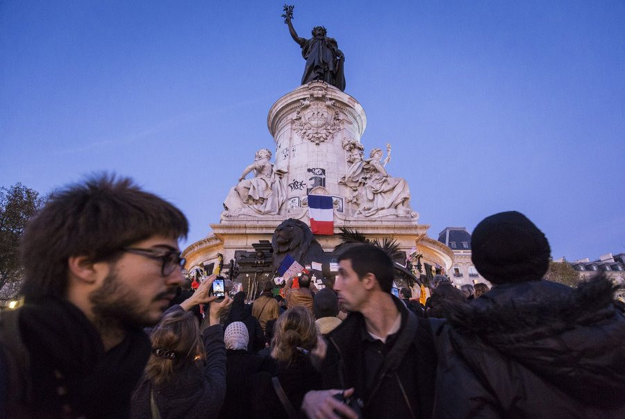 Χιλιάδες Παριζιάνοι απέτισαν φόρο τιμής τους νεκρούς των επιθέσεων [ΦΩΤΟ+ΒΙΝΤΕΟ]