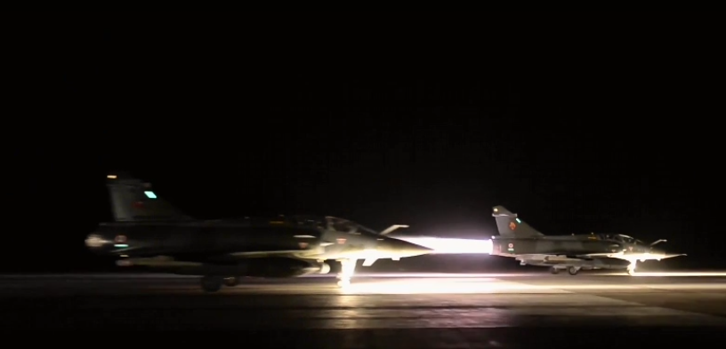 Η Γαλλία απαντά βομβαρδίζοντας το Ισλαμικό Κράτος στη Συρία