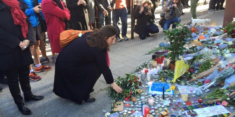 Στο Παρίσι η Κωνσταντοπούλου για να τιμήσει τα θύματα των επιθέσεων