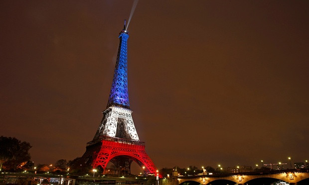 Ο πύργος του Άιφελ «άναψε» ξανά, στα χρώματα της Γαλλίας [BINTEO]