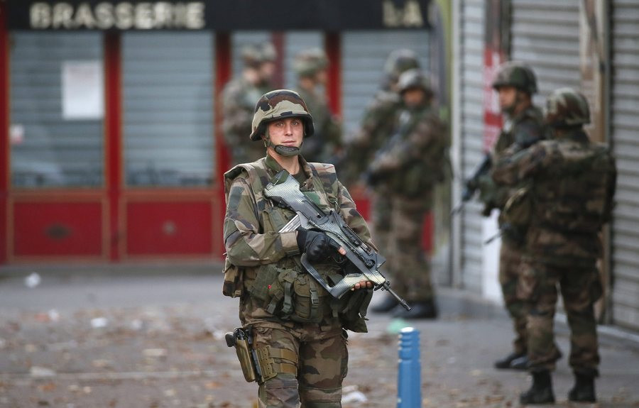 LIVE: Ολοκληρώθηκε η αντιτρομοκρατική έφοδος στρατού και αστυνομίας στο Παρίσι – Νεκροί