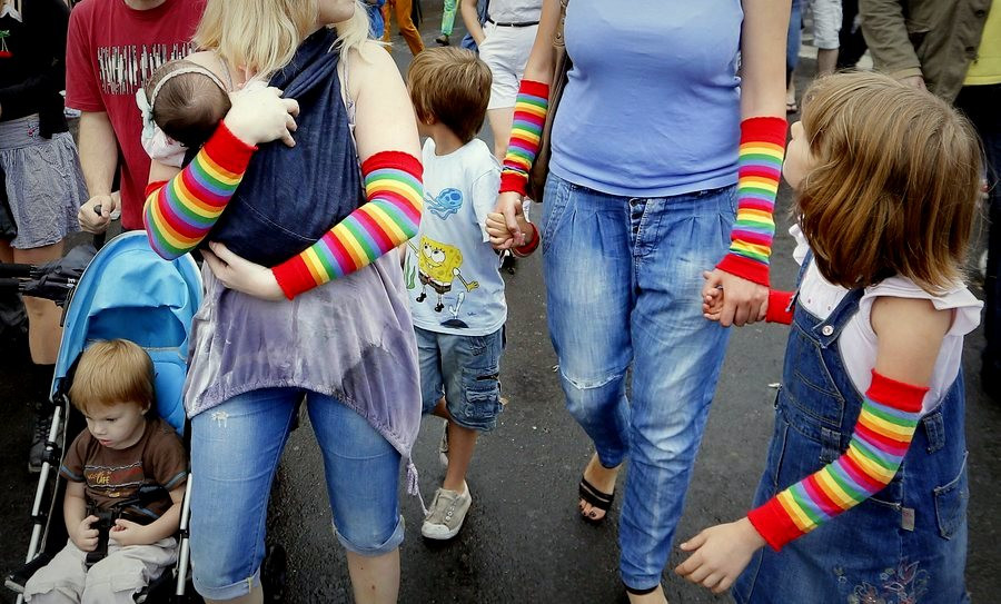 Η Πορτογαλία δίνει το δικαίωμα στα ομόφυλα ζευγάρια να υιοθετούν παιδιά