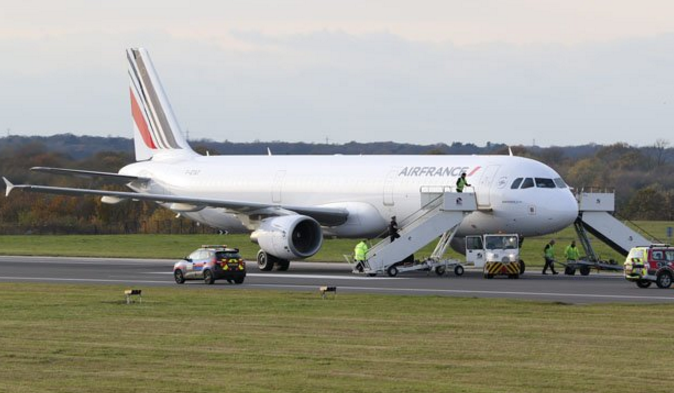 Αναγκαστική προσγείωση αεροπλάνου της Air France: Εντοπίστηκε «ύποπτο αντικείμενο»