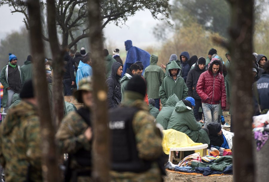 Εγκλωβισμένοι πρόσφυγες της Ειδομένης προσπάθησαν να ρίξουν το φράχτη στην ΠΓΔΜ