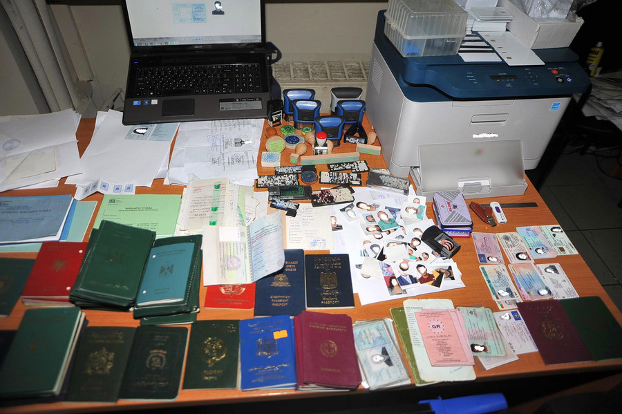 Είχε στήσει στο σπίτι του «εργαστήριο» πλαστών διαβατηρίων