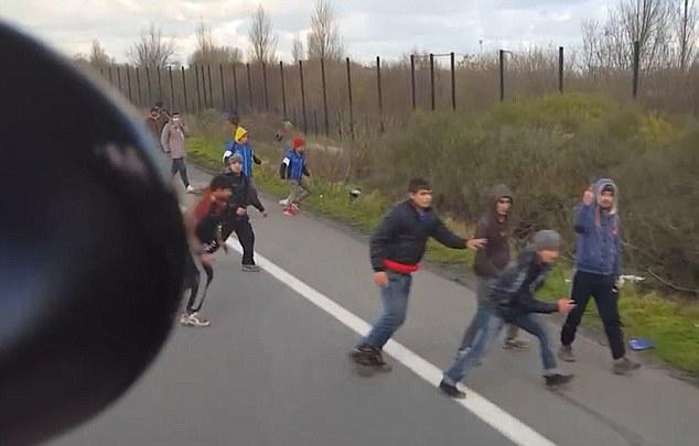 Ούγγρος οδηγός επιχειρεί να χτυπήσει πρόσφυγες στο Καλαί [Βίντεο]
