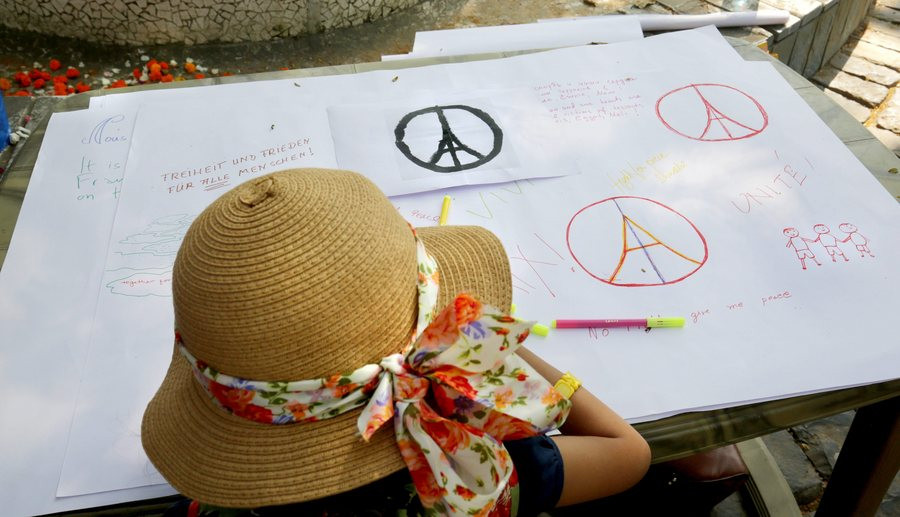 Τα παιδιά των θυμάτων της 11ης Σεπτεμβρίου στέλνουν μήνυμα στο Παρίσι [ΒΙΝΤΕΟ]