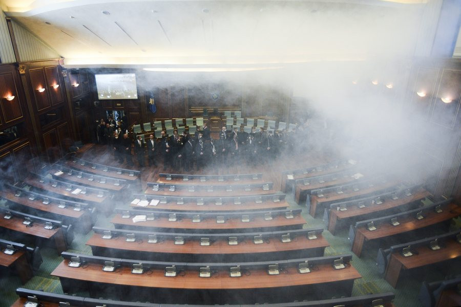 Έριξαν ξανά δακρυγόνο στο κοινοβούλιο του Κοσόβου [Φωτογραφίες]