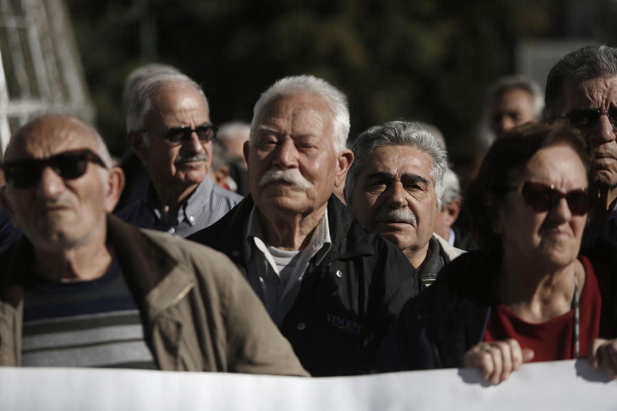 Πρωτοσέλιδα: Οι συντάξεις στο «κουρείο», η κυβέρνηση στο πιεστήριο