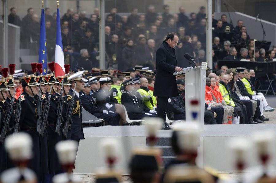 Στα ύψη η δημοτικότητα του Ολάντ μετά τις επιθέσεις στο Παρίσι