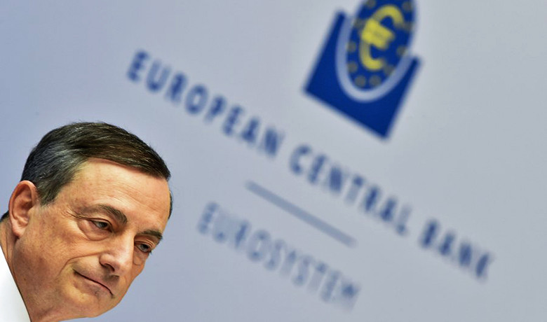 Η ΕΚΤ μειώνει το επιτόκιο καταθέσεων στο – 0,3% και σπρώχνει τις τράπεζες να ρίξουν χρήμα στην αγορά