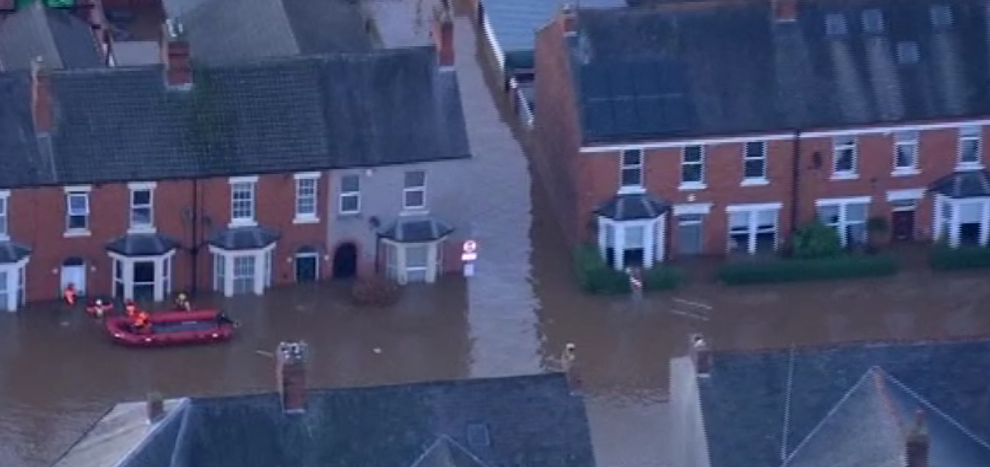 Στους δρόμους και ο στρατός μετά τις καταστροφικές πλημμύρες στη Βρετανία [ΒΙΝΤΕΟ]