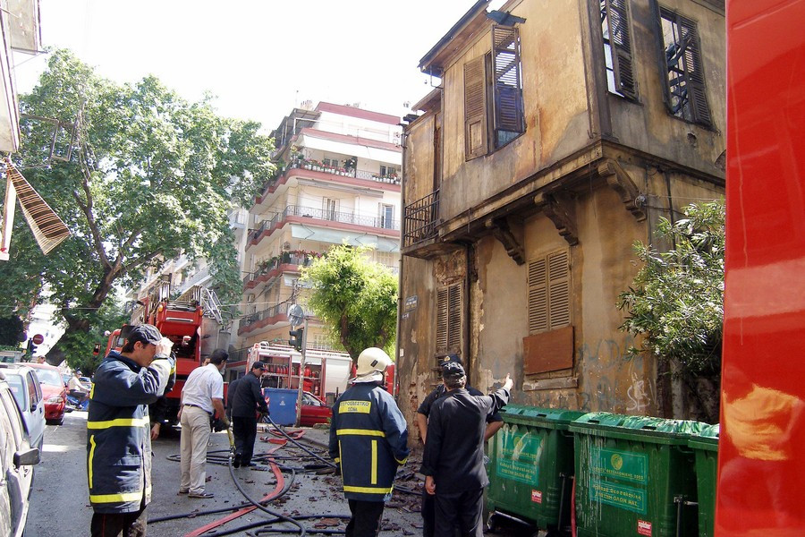Νεκρός άστεγος από πυρκαγιά σε κτίριο στον Πειραιά