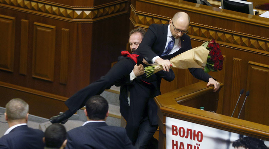 Ουκρανία: Βουλευτής πήρε «σηκωτό» από το βήμα τον πρωθυπουργό