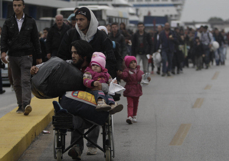 Πρόσφυγες επιστρέφουν στη Μυτιλήνη για να καταγραφούν εκ νέου [BINTEO]