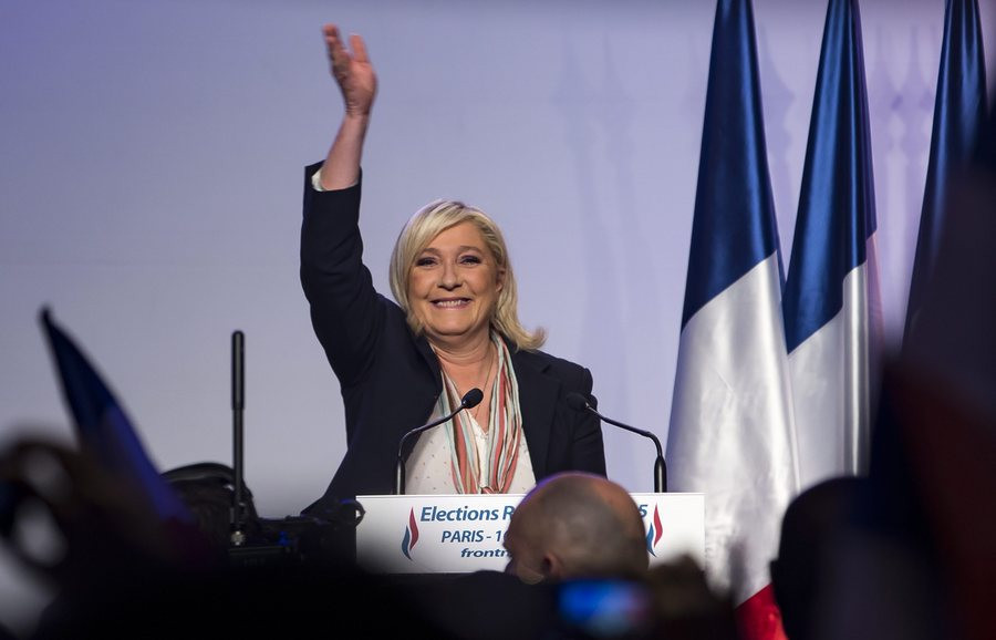 Η Γαλλία ψηφίζει και η σκιά της ακροδεξιάς σκεπάζει την Ευρώπη
