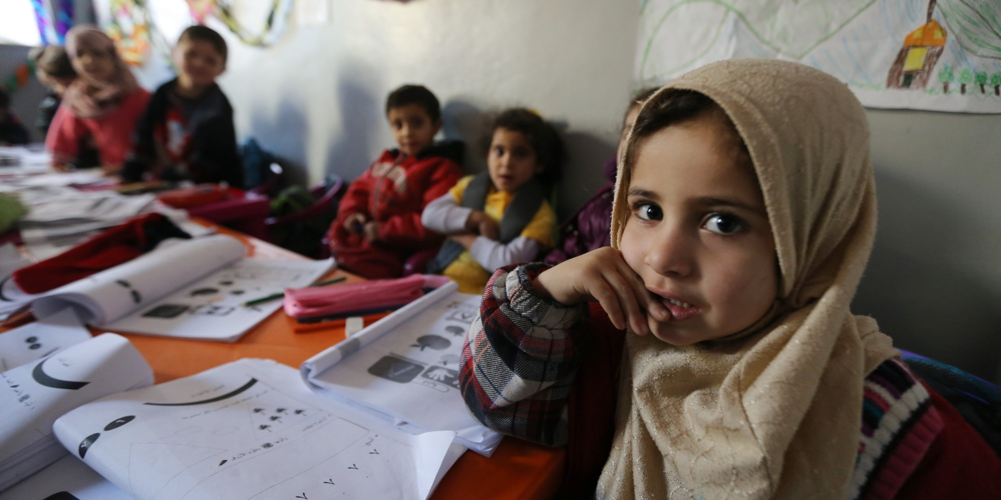 Μια εικαστική έκθεση βοηθά τα προσφυγόπουλα να γυρίσουν Back2School