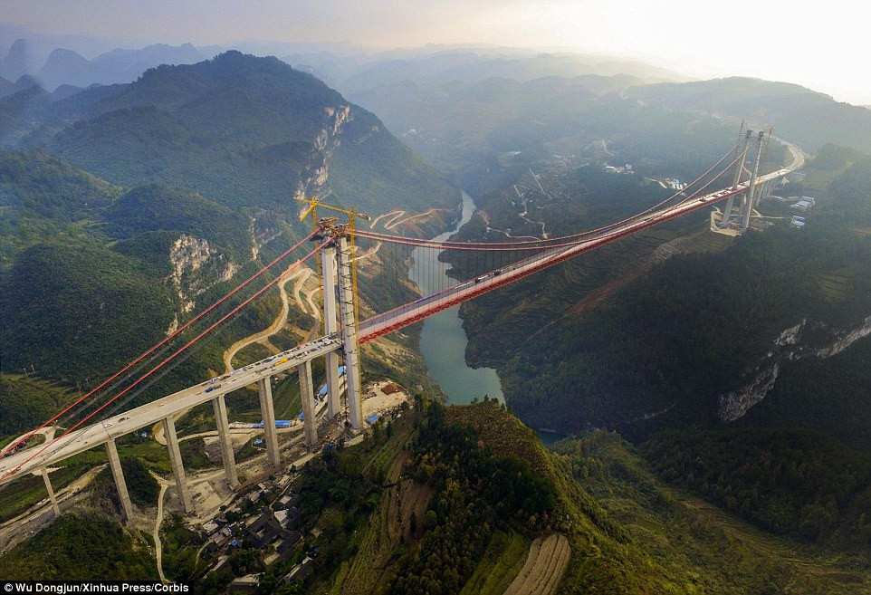 Εντυπωσιακές εικόνες από την κατασκευή της 2ης μεγαλύτερης κρεμαστής γέφυρας στον κόσμο