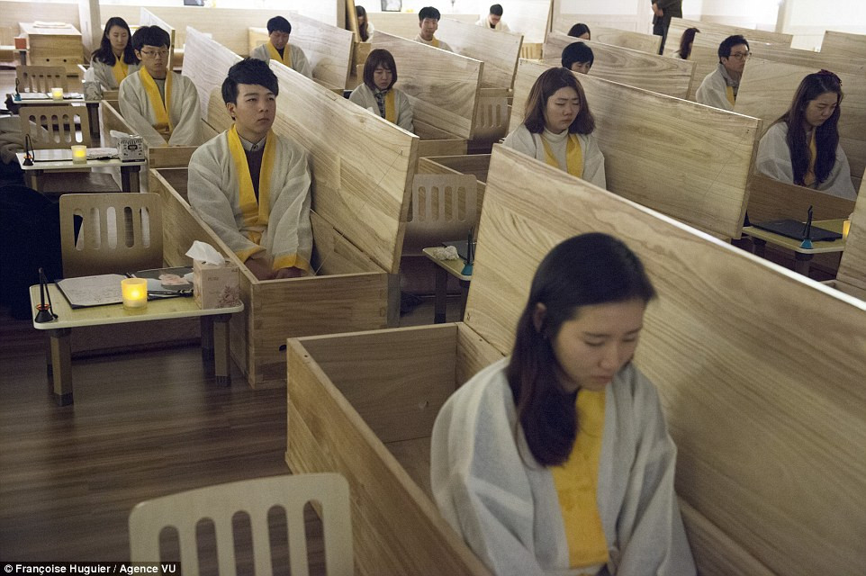 Νότια Κορέα: Τους βάζουν σε φέρετρα για να μην αυτοκτονήσουν